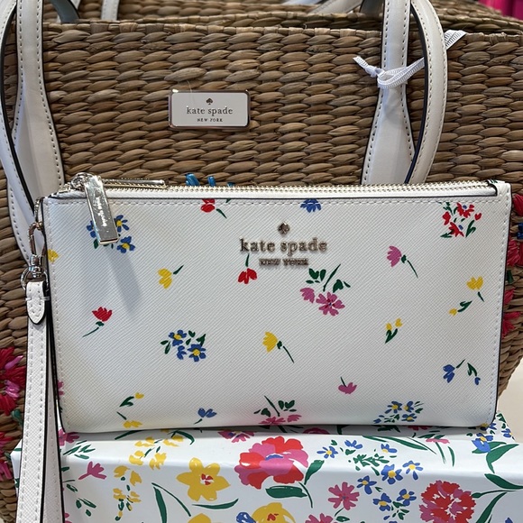Kate Spade Staci Garden Bouquet Boxed Zip Wristlet
Cream Multi - Picture 9 of 16